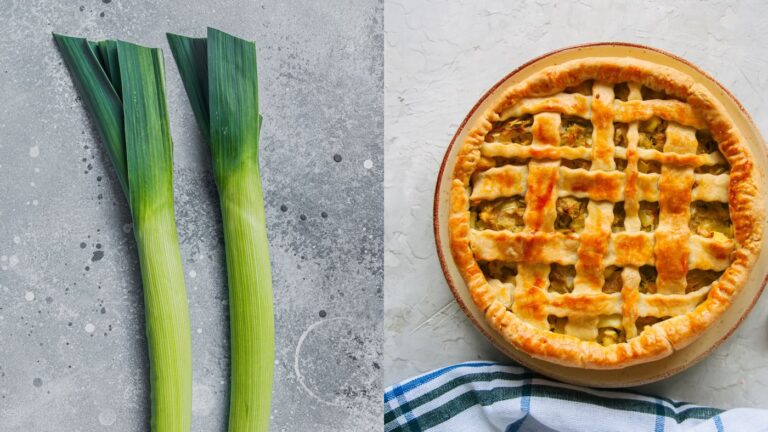 Zwei Lauchstangen und ein Gitterkuchen auf grauem Hintergrund.