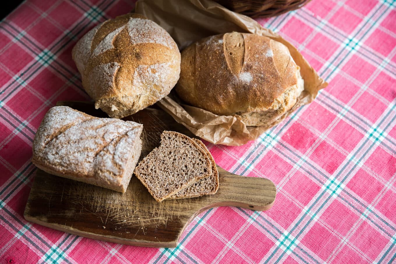 Frische Brotauswahl auf kariertem Tischdeckchen