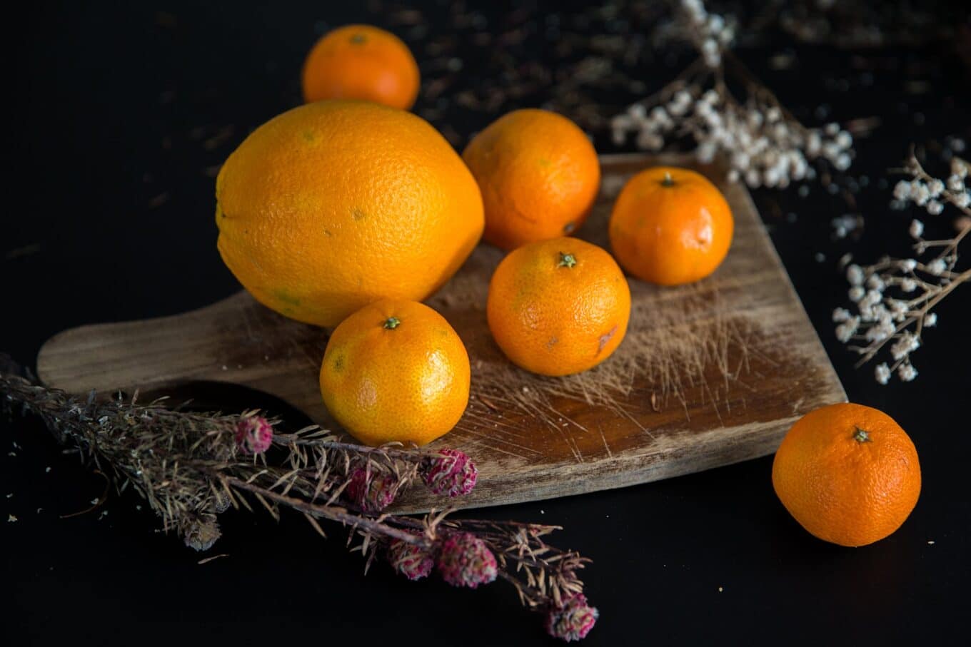 Orangen und Mandarinen auf einem Holzbrett
