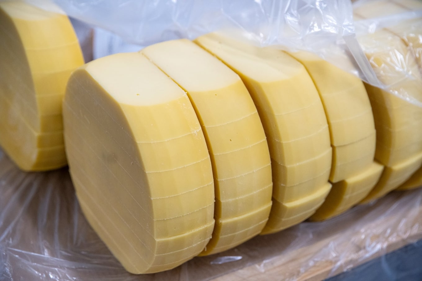 Geschnittener Käse von Chäs & Co. verpackt in Folie