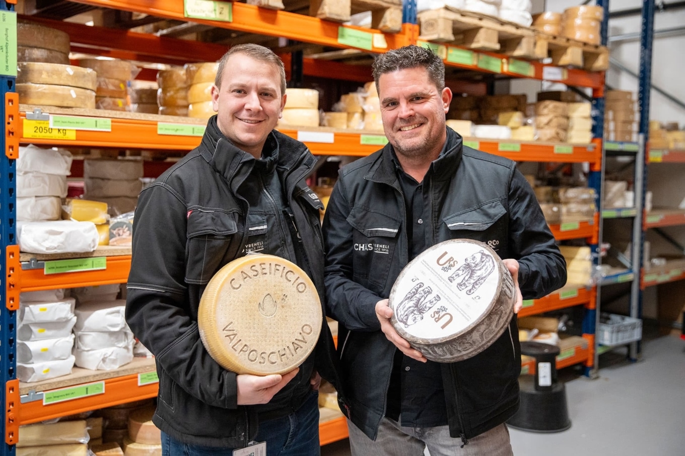 Christian Kuckert und Matthias Moser von Chäs & Co. halten Käse in ihrem Lagerraum