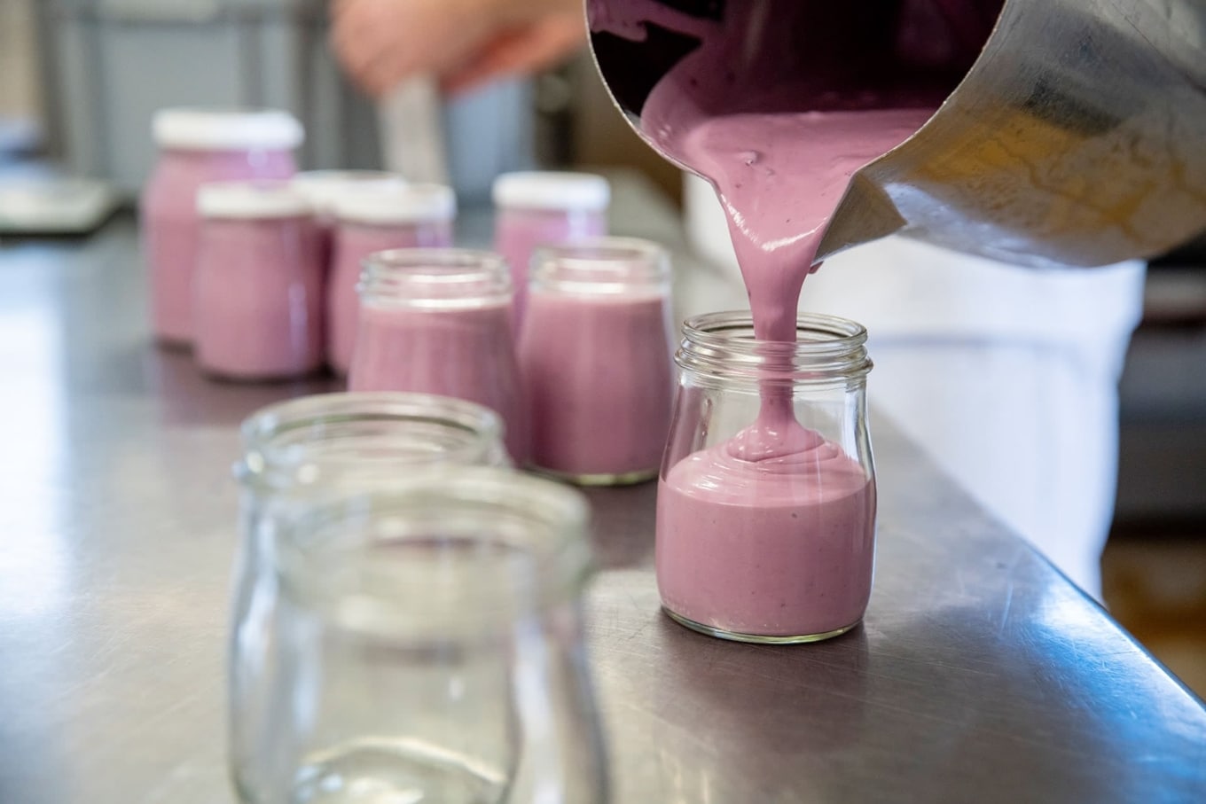 Joghurt wird in der Chäs-Hütte Rust in Gläser gefüllt