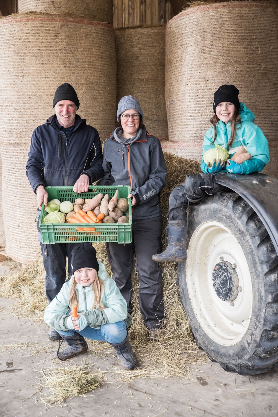 Landwirt-Familie Kohler vom Trottenhof mit Gemüse auf ihrem Bauernhof