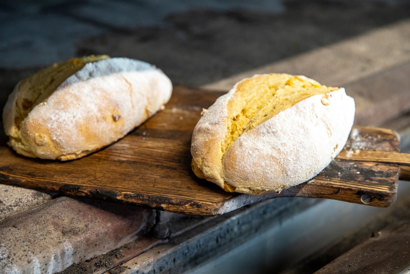 Frisches Brot auf Holzbrett im Ofen