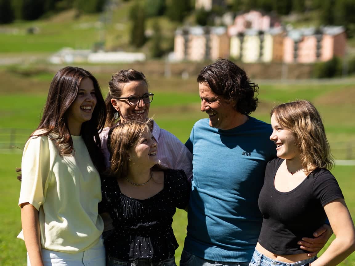 Familie Casty aus Zuoz im Freien