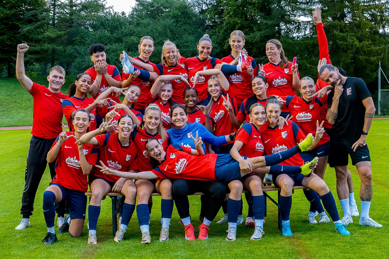 Fussballteam des FFC Südost jubelt auf dem Spielfeld.