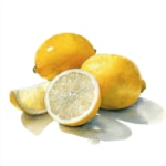 Drei gelbe Zitronen, eine aufgeschnitten.